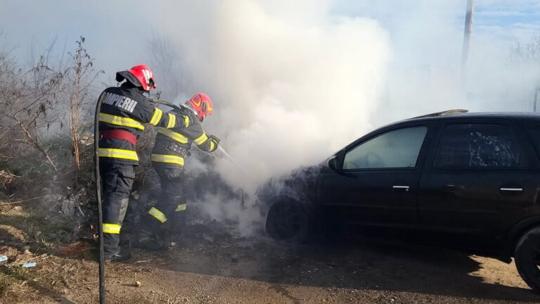 Cu puțin timp în urmă, un autoturism a luat foc pe strada „Negru Vodă” din municipiul Giurgiu