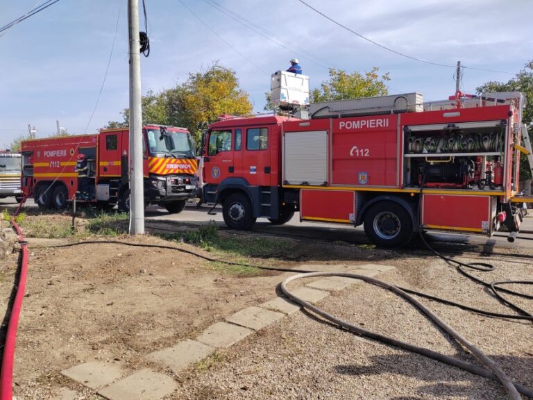 Incendiu la Mihai Bravu: acoperiș distrus, dar fără victime