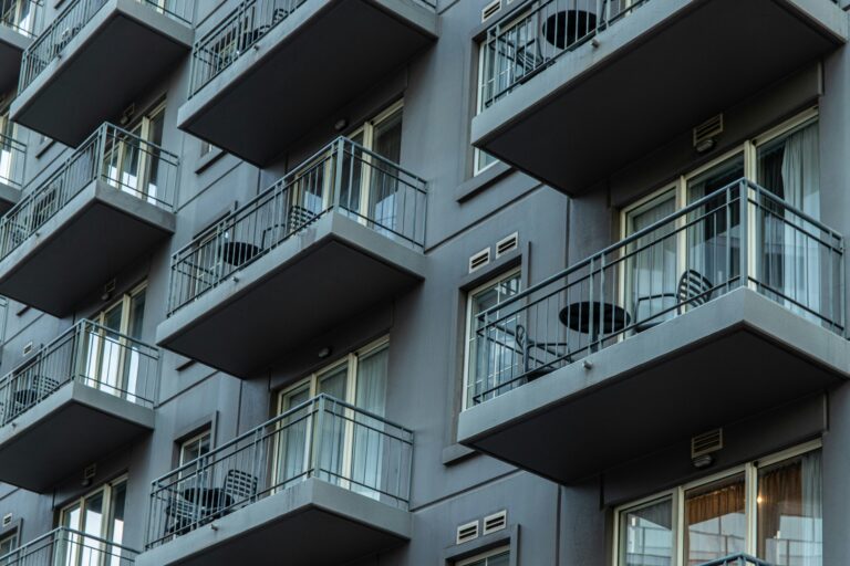 Escrocherie de proporții în Giurgiu! Un  bărbat este anchetat după ce a vândut 30 de garsoniere care nu erau ale lui, la un preț subevaluat!