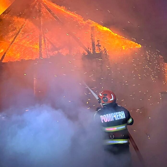 Pompieri intervin la un incendiu de casă în Dobreni