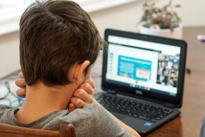 Copil folosind internetul în siguranță, sub supravegherea unui adult – măsuri UE pentru protecția minorilor online