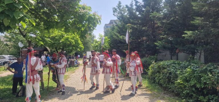 Călușarii s-au dezlănțuit sâmbătă, 7 iunie, pe străzile municipiului Giurgiu, în preziua sărbătorii de Rusalii! Secvențe cu jocurile încinse de călușari…(Foto și VIDEO)