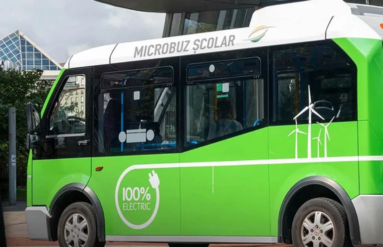 Până la începerea anului școlar 2025-2026, în 26 de școli ale județului vor ajunge tot atâtea microbuze electrice!