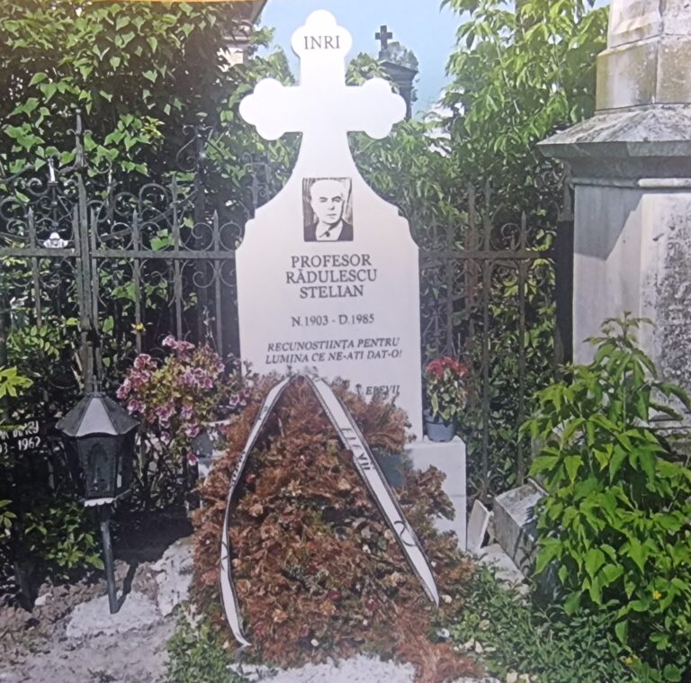 Mulțumită unor giurgiuveni de suflet,  regretatul Stelian Rădulescu, profesor de matematică al Liceul „Ion Maiorescu”, are astăzi un monument la locul în care a fost îngropat!