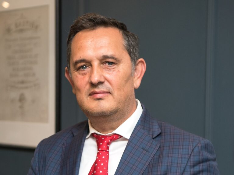Europarlamentarul Gheorghe Piperea crede că dacă  CCR consideră că declarațiile de avere nu mai pot fi făcute publice, atunci băncile, fiscul și nici instanțele să nu mai poată utiliza datele noastre personale…!