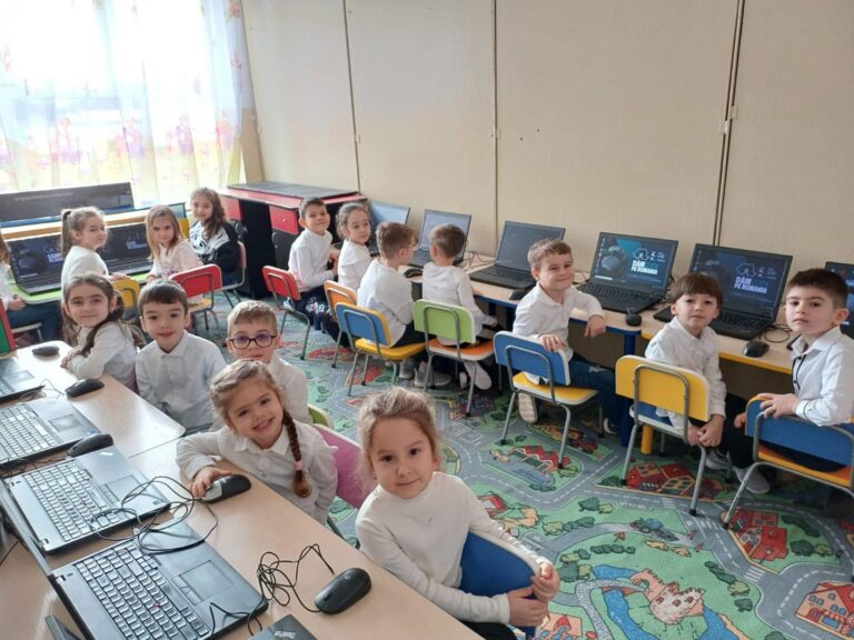 Școala profesională Clejani, Școala gimnazială Florești Stoenești și o Asociație  din județul Giurgiu sunt printre câștigătoarele ediției 2025, a programului Dăm Click pe România. Ce vor primi în dar tinerii…