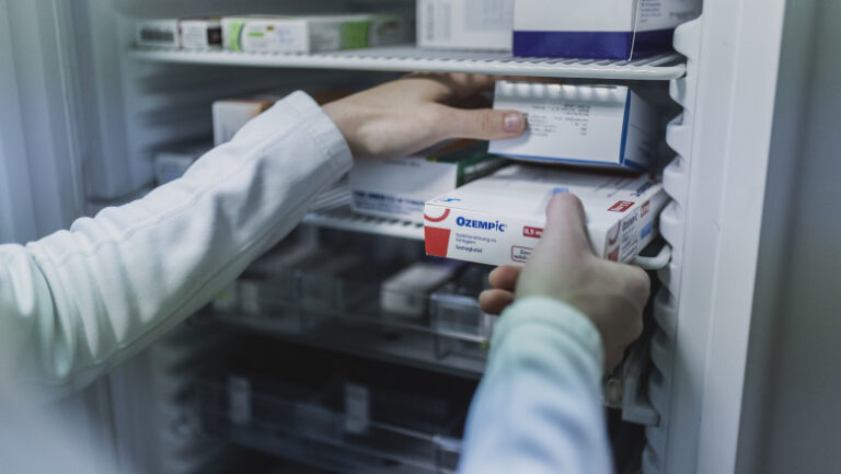 Percheziții într-un dosar privind decontarea ilegală de medicamente pentru boli grave, în București, Giurgiu si alte 8 județe din țară