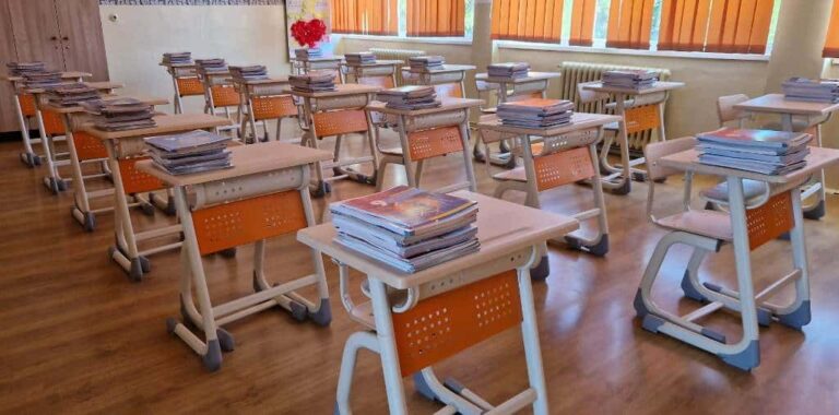 Prefectul județului, prof. Ion Ghimpețeanu, ne asigură că toate școlile județului vor începe noul an școlar cu rechizite pe bănci. Dotarea cu mobilier școlar se face în toate cele 54 de UAT-uri…