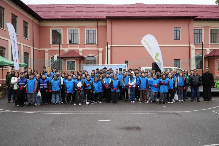 Miercuri, 5 noiembrie, Asociația „MaiMultVerde”, elevii, părinții acestora și profesorii din Colegiul Maiorescu au plantat 2.000 de plante, construind o grădină școlară (Vezi Link)