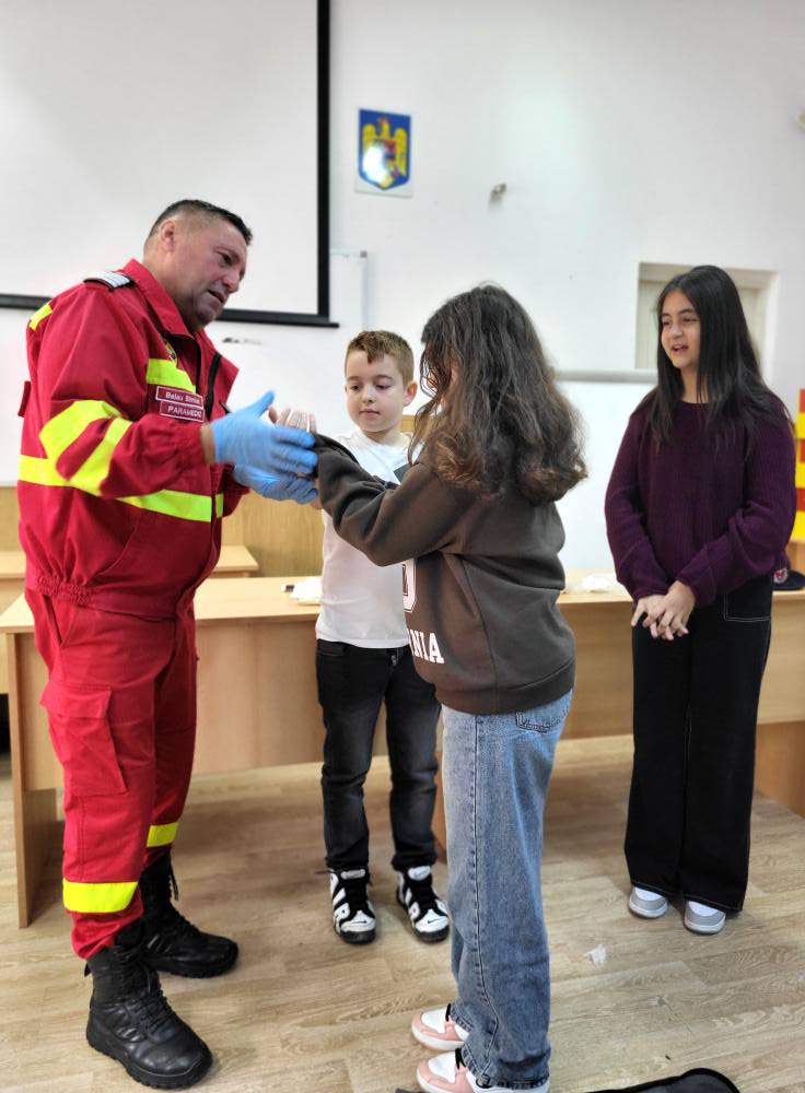 Elevii Colegiului Maiorescu au învățat de la un paramedic cum pot oferi sprijin persoanelor aflate în situații de urgență (Vezi Link)
