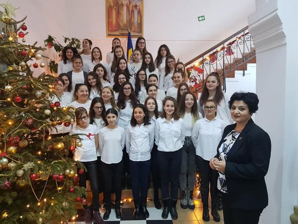 Corul de fete „Vlăsceanca” condus de prof. Carmen Pețanca, concertează la acest final de an alături de prestigiosul cor Madrigal!