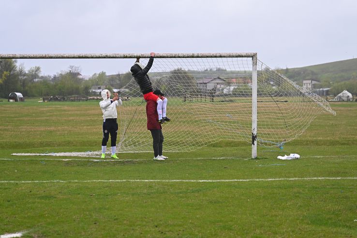 Au demarat lucrările de reamenajare a terenului de fotbal din Florești Stoenești. Primarul Constantin Dumitru explică de ce sprijină, cu satisfacție, activitatea sportivă a localității