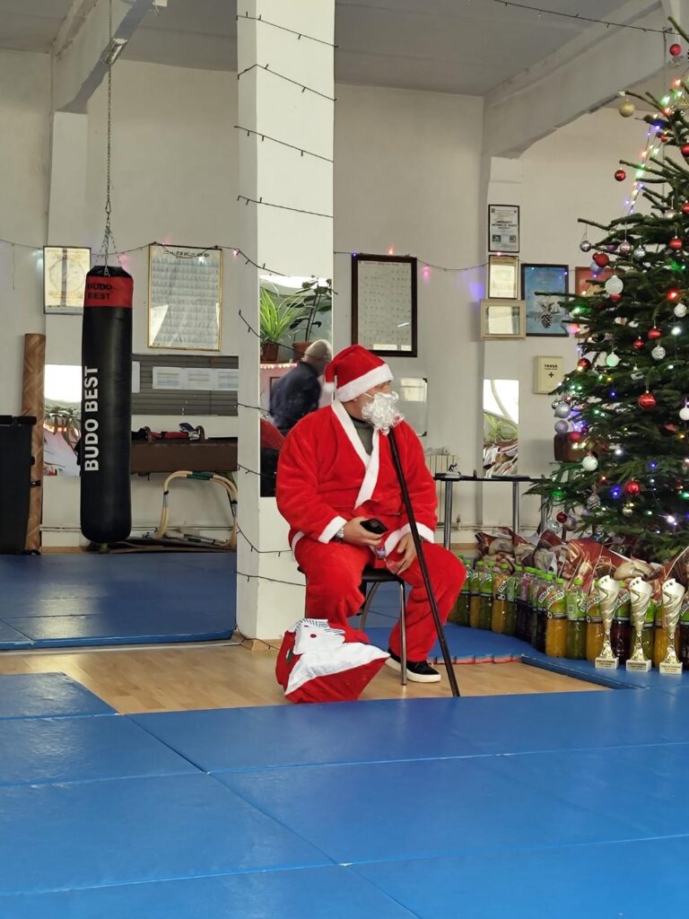 Un bilanț de excepție pentru sportivii Clubului de Arte Marțiale „Aquila”: 225 de medalii! Moș Crăciun a răsplătit truda acestor copii cu saci de cadouri!