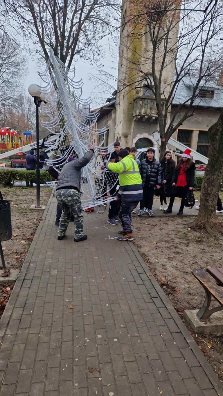 Magia Crăciunului prinde viață în Parcul Tipografiei: elevii Liceului „Ion Barbu” au adus lumină și culoare în municipiu