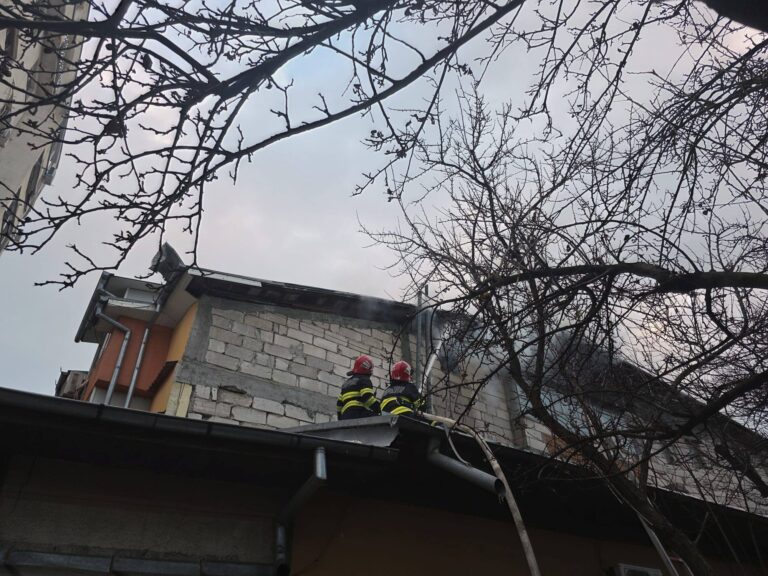 Un incendiu a izbucnit violent, ieri dimineață, pe strada Negru Vodă din municipiul Giurgiu, afectând trei imobile…