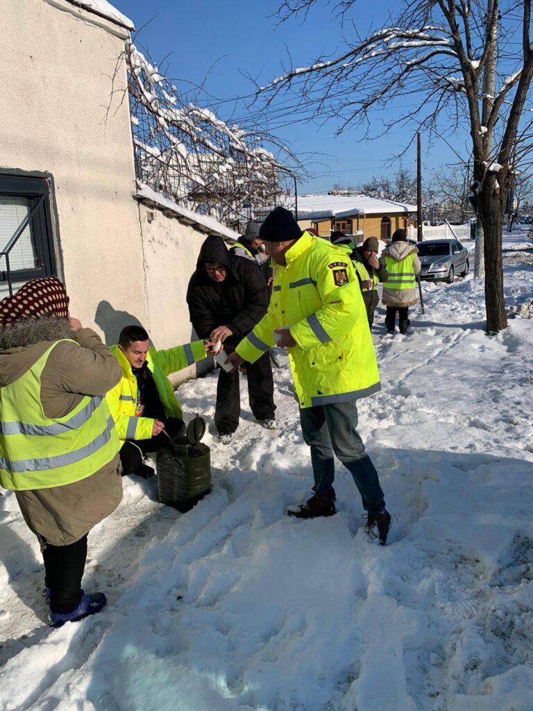 Primăria Giurgiu oferă ceai cald angajaților și trecătorilor, mai ales celor ce participă la deszăpezire și celor vizibil afectați de gerul de afară