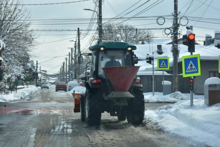 Începând din această seară, un utilaj UNIMOG, dotat cu dispozitiv de împrăștiat material antiderapant, va acționa pe toate străzile din urgența I, ale municipiului