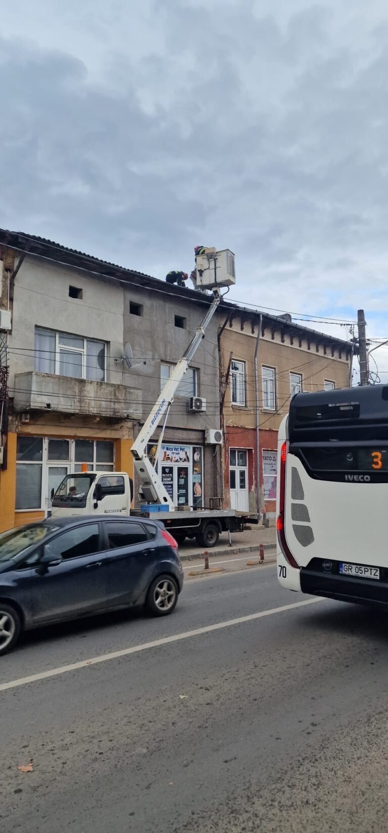 Un echipaj ISU împreună cu salariați ai GSL Giurgiu, au intervenit, sâmbătă la prânz, pentru dislocarea unei porțiuni de acoperiș, ce punea în pericol siguranța trecătorilor…