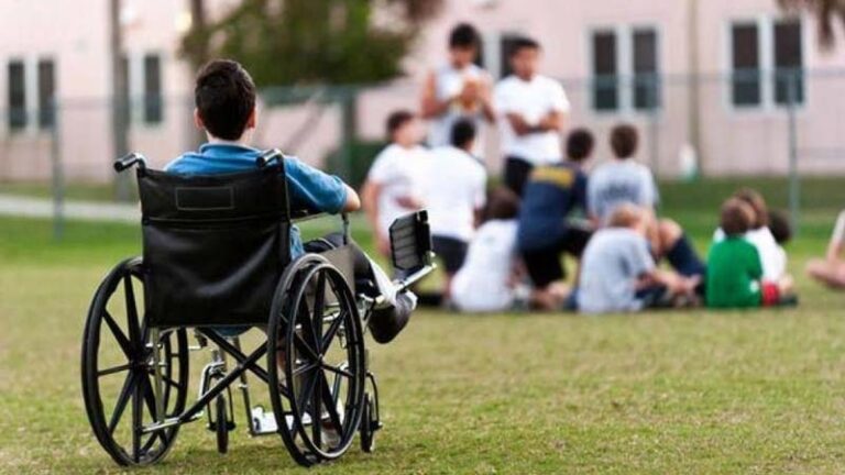 E groasă! Primăriile din România vor putea executa silit indemnizațiile asistenților personali ai persoanelor cu handicap grav!