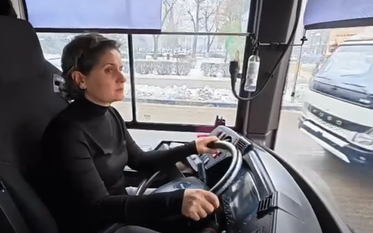 Șoferița de pe un autobuz al societății TRACUM, este preferata călătorilor giurgiuveni…!