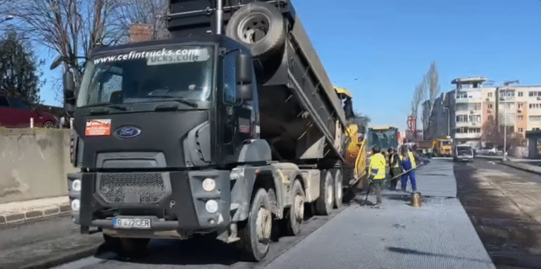 Continuă lucrările de asfaltare în municipiu: Vezi dacă se toarnă asfalt, în aceste zile, pe strada ta…