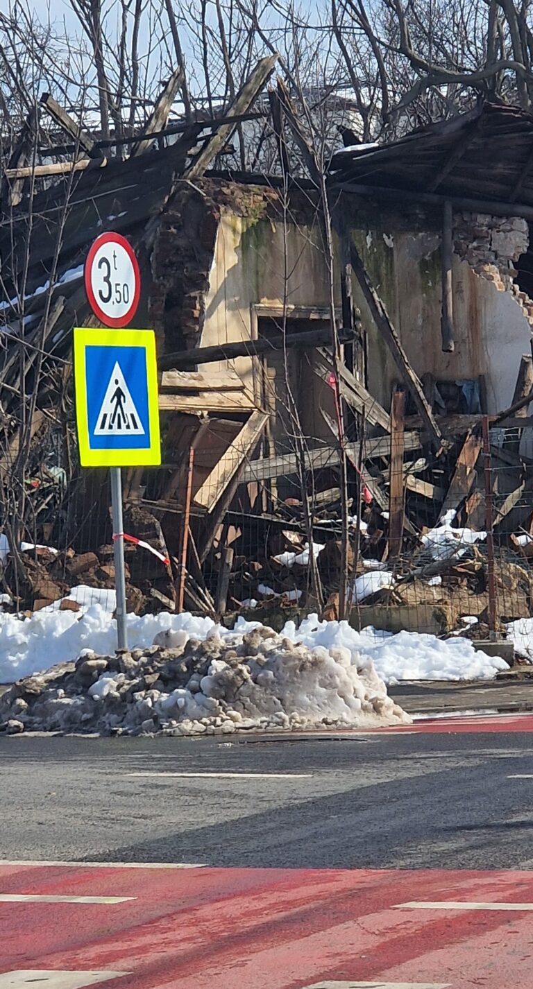 Peretele clădirii – ruină de pe strada „Tudor Vianu”, din municipiu, a fost dărâmat înainte de a mai face noi victime