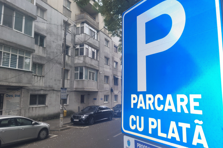 Parcarea autoturismelor în municipiu ar putea fi aprobată în două variante: cu plata către un salariat al Primăriei și prin SMS.