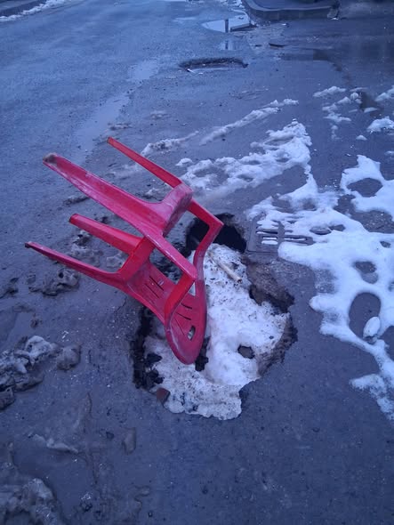 Surpriză neplăcută pentru cei ce se încumetă să ajungă pe strada „Miron Costin” din municipiu…