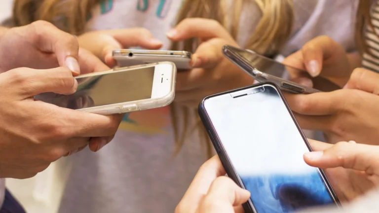 Puncte dezbătute în conferința de presă a IȘJ Giurgiu: Decizia „fără telefoane mobile la orele de curs” a intrat în vigoare în tot județul. Reintroducerea uniformei școlare ar putea fi o nouă măsură ce ar trebui impusă  