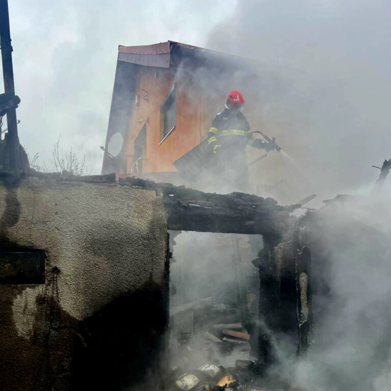 Dramă în comuna Brăniștari! Un bătrân de 80 de ani a decedat într-un incendiu ce i-a cuprins casa!