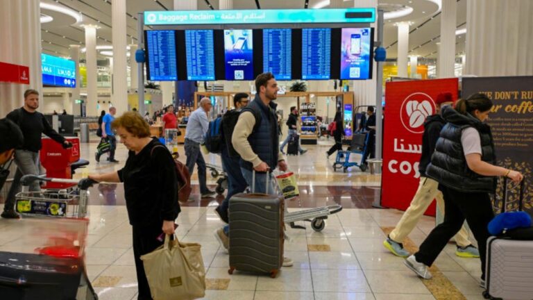 Implicarea directă a bazelor de pe teritoriul României, în eventuale operațiuni de luptă, ne-ar putea face o potențială țintă pentru Iran. Circa 14.000 de cetăţeni români se află încă în zona Orientului Mijlociu