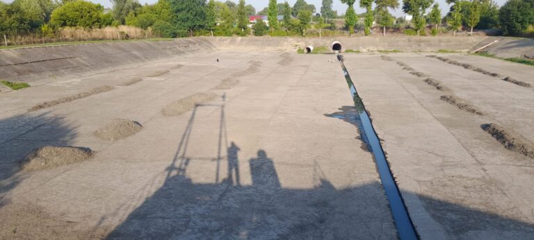 Apa Service SA Giurgiu continuă întreținerea bazinelor de retenție pentru prevenirea inundațiilor urbane
