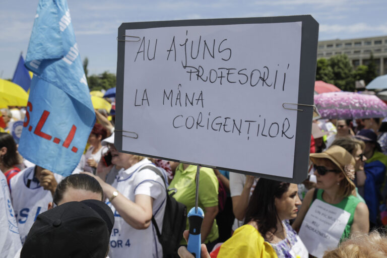 Mai mult de jumătate dintre profesori vor boicota simularea la examenele naționale. Liderul sindicatului Spiru Haret Giurgiu declară că simte că se fac presiuni asupra unora dintre profesori de către unii dintre directorii de școli.
