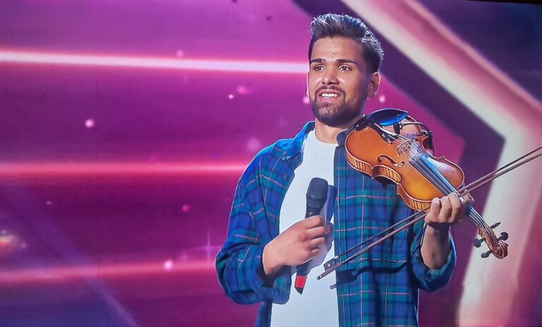 Iosif  – tânărul dintr-un sat mic al județului Giurgiu, Cărpeniș,  care a făcut cu vioara sa, România să tacă și să se înfioare, de pe pe scena emisiunii „Românii au talent!” (Vezi Link-uri)