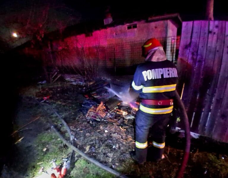O femeie din Câmpurelu, intoxicată cu fumul casei incendiate, în care locuia