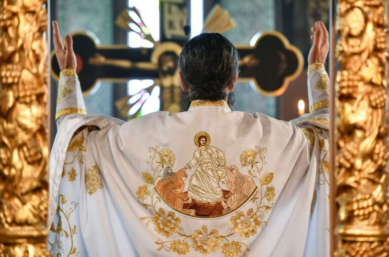 Fraude „în numele credinței”: Patriarhia Română avertizează asupra escrocheriilor de pe rețelele sociale