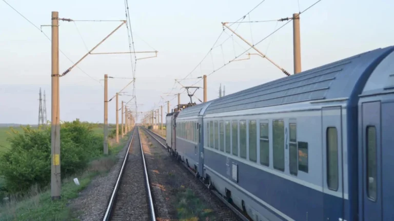 Navetiștii care depindeau de trenurile pe ruta Jilava – Frătești vor beneficia de transport cu microbuze
