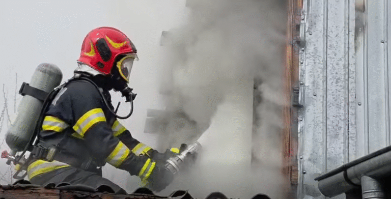 Incendiu, astăzi dimineață, pe Fundătura Oncești din municipiul Giurgiu. Pompierii au intervenit înainte ca focul să cuprindă și casele vecinilor. ( vezi LINK)