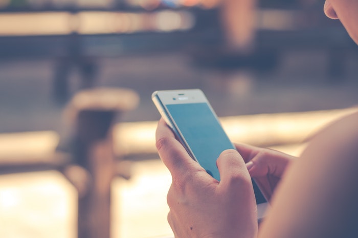 Doi bărbați, cercetați de polițiști după ce au pus la punct o schemă de înșelăciune prin SMS-uri false trimise în numele unor firme de curierat