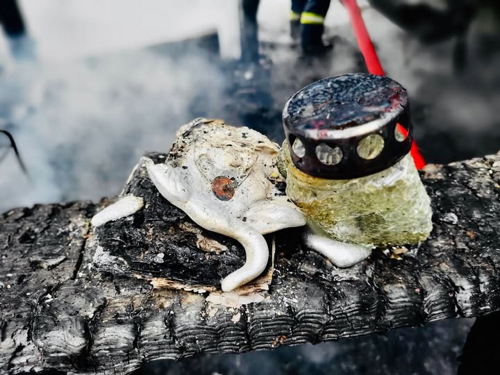 O lumânare aprinsă, dar nesupravegheată, a declanșat un incendiu într-un apartament din Bolintin Vale, județul Giurgiu
