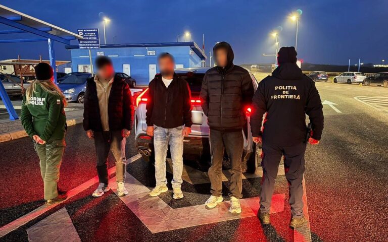 Trei cetățeni, solicitanți de azil (doi afgani și unul iranian ), fără documente, depistați într-un autoturism ce a fost disponibilizat de către polițiștii de frontieră