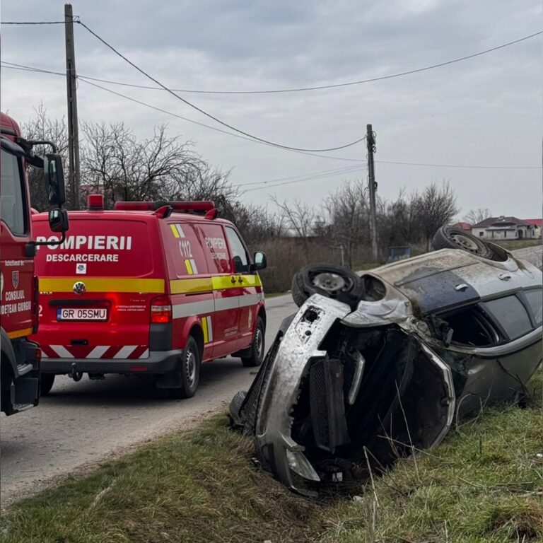 Accident rutier, astăzi dimineață. la Buturugeni. Un autoturism s-a răsturnat în șantul de pe marginea drumului. Pasagera a fost trimisă la un spital din Capitală
