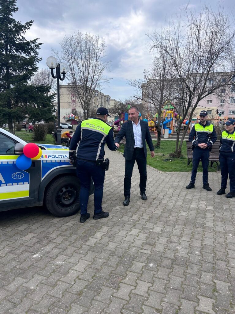 Astăzi polițiștii giurgiuveni sărbătoresc Ziua POLIȚIEI, în Parcul „Mihai Viteazul”. Prefectul județului Giurgiu a fost prezent la eveniment. Copiii,  încântați de surprizele gazdelor acestui moment sărbătoresc
