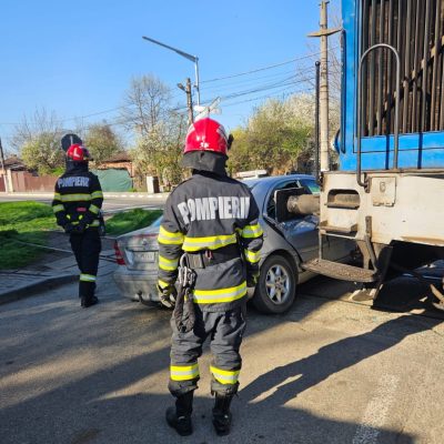 Astăzi dimineață, o locomotivă a acroșat un autoturism,  la bariera Alexandriei din municipiul Giurgiu