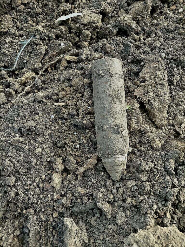 Proiectil exploziv descoperit pe un teren agricol din Putineiu. Intervenție a pirotehnicienilor ISU Giurgiu