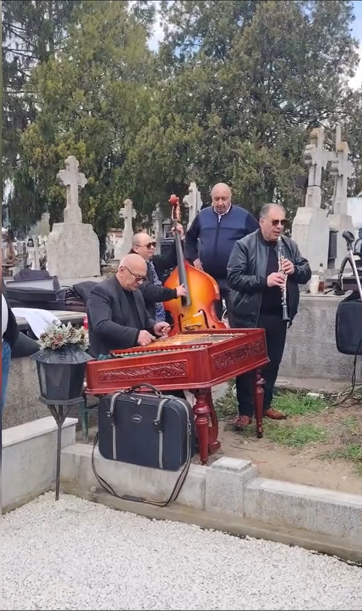 Din ciclul „Te-am zărit printre morminte”: Paște cu taraf și dedicații speciale făcute morților, într-un cimitir din municipiul Giurgiu! (Vezi LINK)