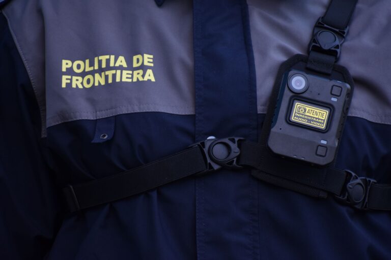 Trei egipteni au fost prinși de polițiștii de frontieră, după ce au tăiat prelata unei semiremorci și au urcat într-un autocamion condus de un ucrainean (Vezi Link)