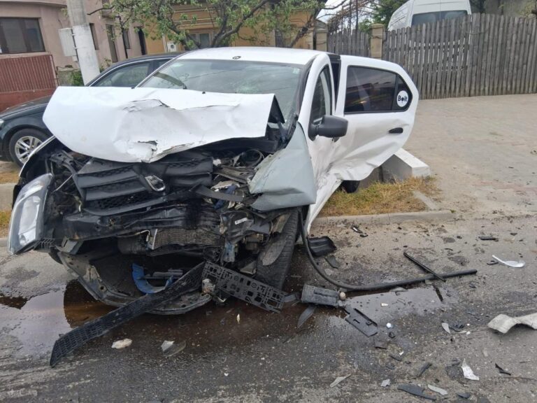 Accident cu puțin timp în urmă în localitatea Colibași, județul Giurgiu. Implicate un microbuz și trei autoturisme