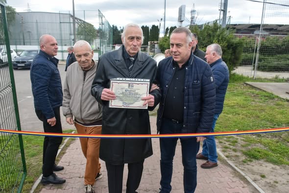 De astăzi, oficial, terenul de antrenament al Stadionului „Marin Anastasovici” poartă numele fostului portar al naționalei de fotbal, giurgiuveanul Narciz Coman
