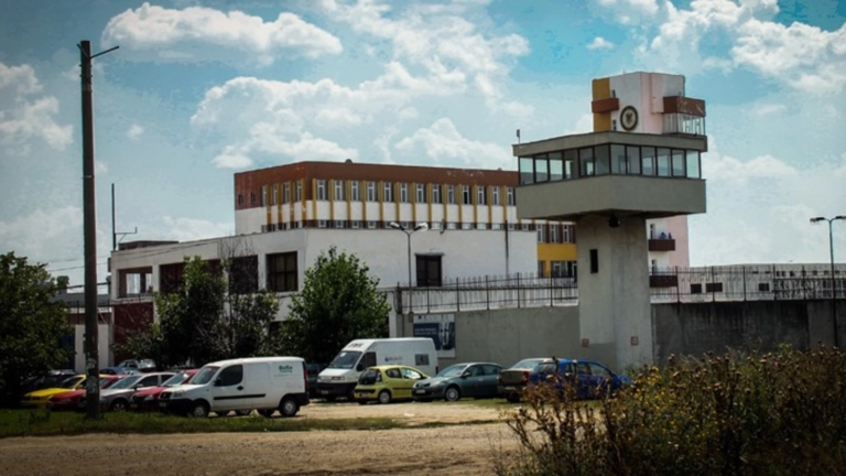 Criză de personal la Penitenciarul Giurgiu: peste 1.400 de deținuți, la cei doar 475 de angajați. Dintre cei încarcerați  peste 500  suferă de afecțiuni psihice, 38 fiind condamnați pe viață!